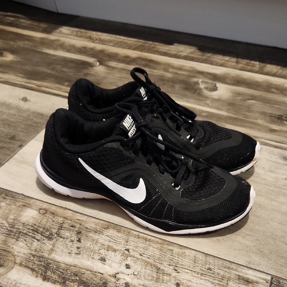 Nike Black and White Athletic Shoes 7.5